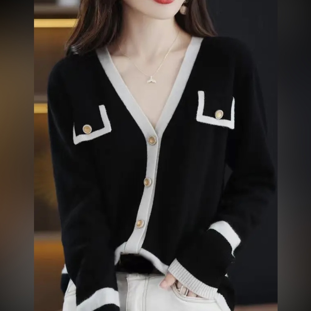 Long Sleeves Loose Buttoned V-Neck Cardigan
Tops Knitwear